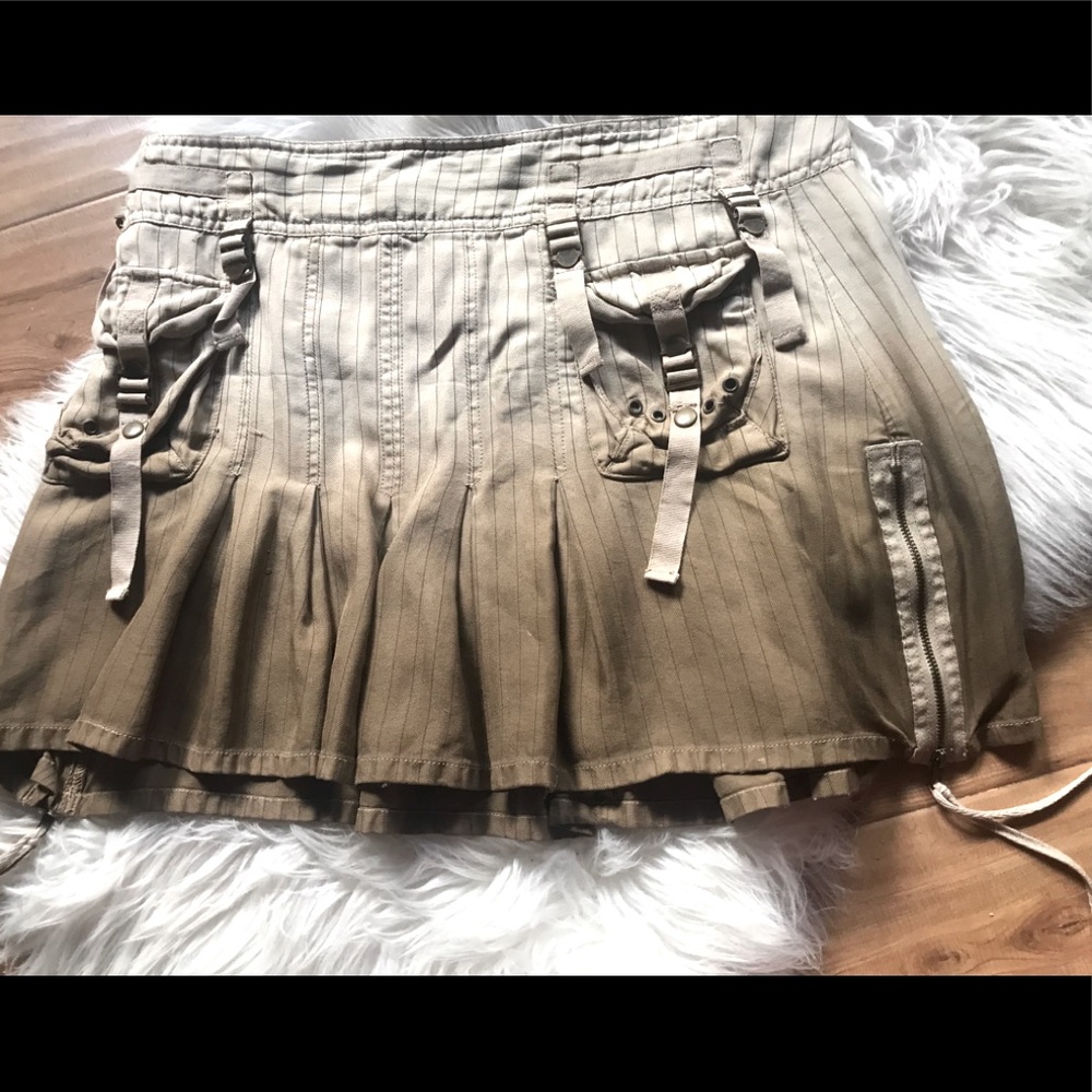 Pretty short pleated DA-Nang  Mini lots of pockets and zips